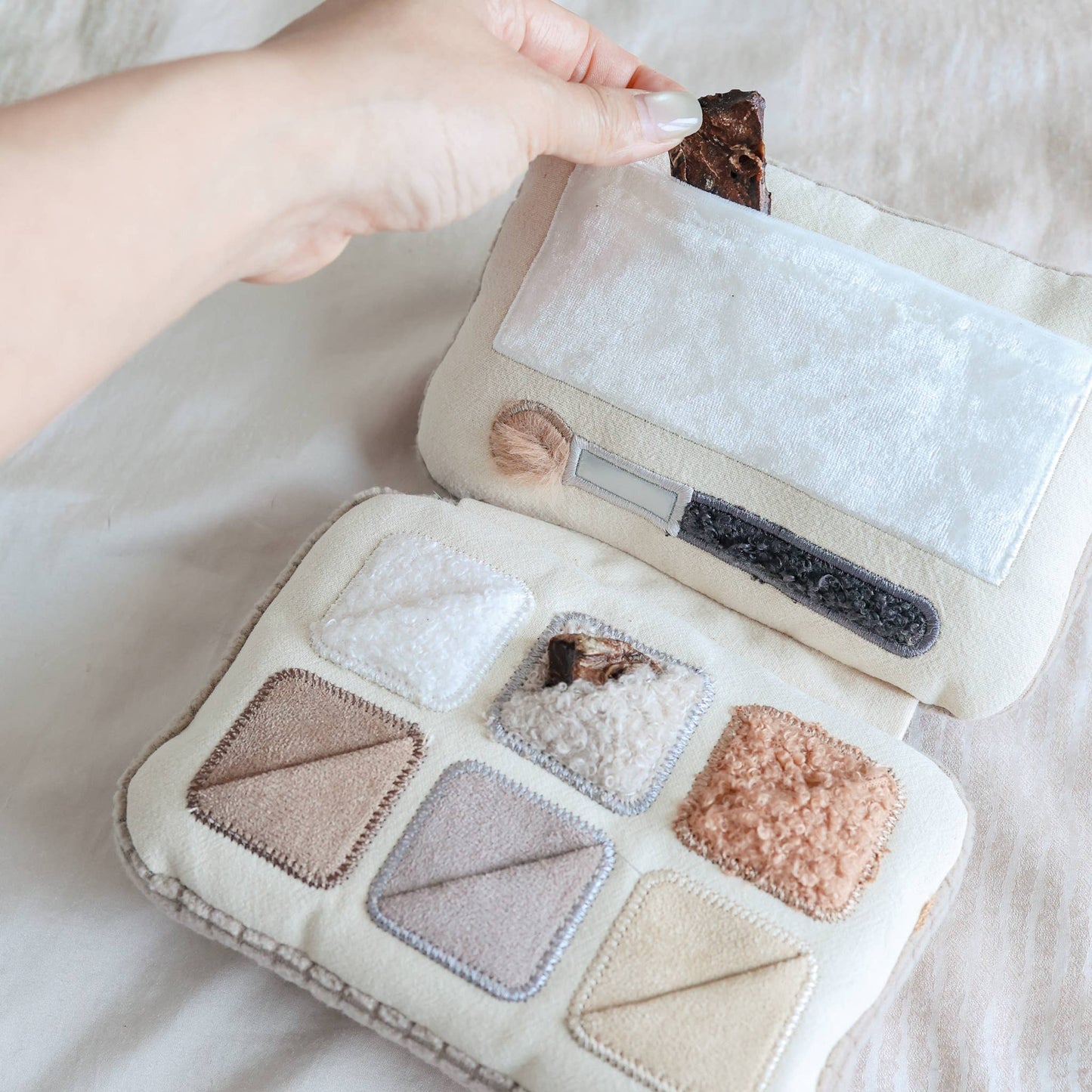 EYESHADOW PALETTE // ENRICHMENT DOG TOY // SNUFFLE TOY
